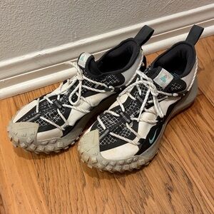 Nike ACG Mountain Fly Low SE Sneakers Black and Cream Trail Shoes